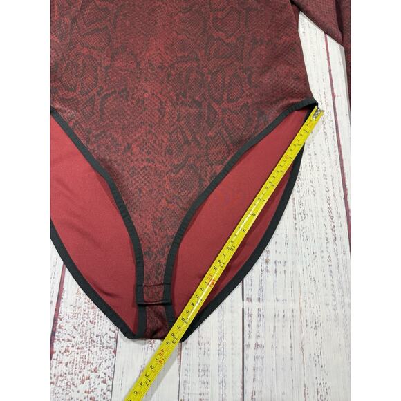 Nike Burgundy Snake Print Body Suit Woman's Size XL Long Sleeve Comfort Tight - Picture 6 of 8